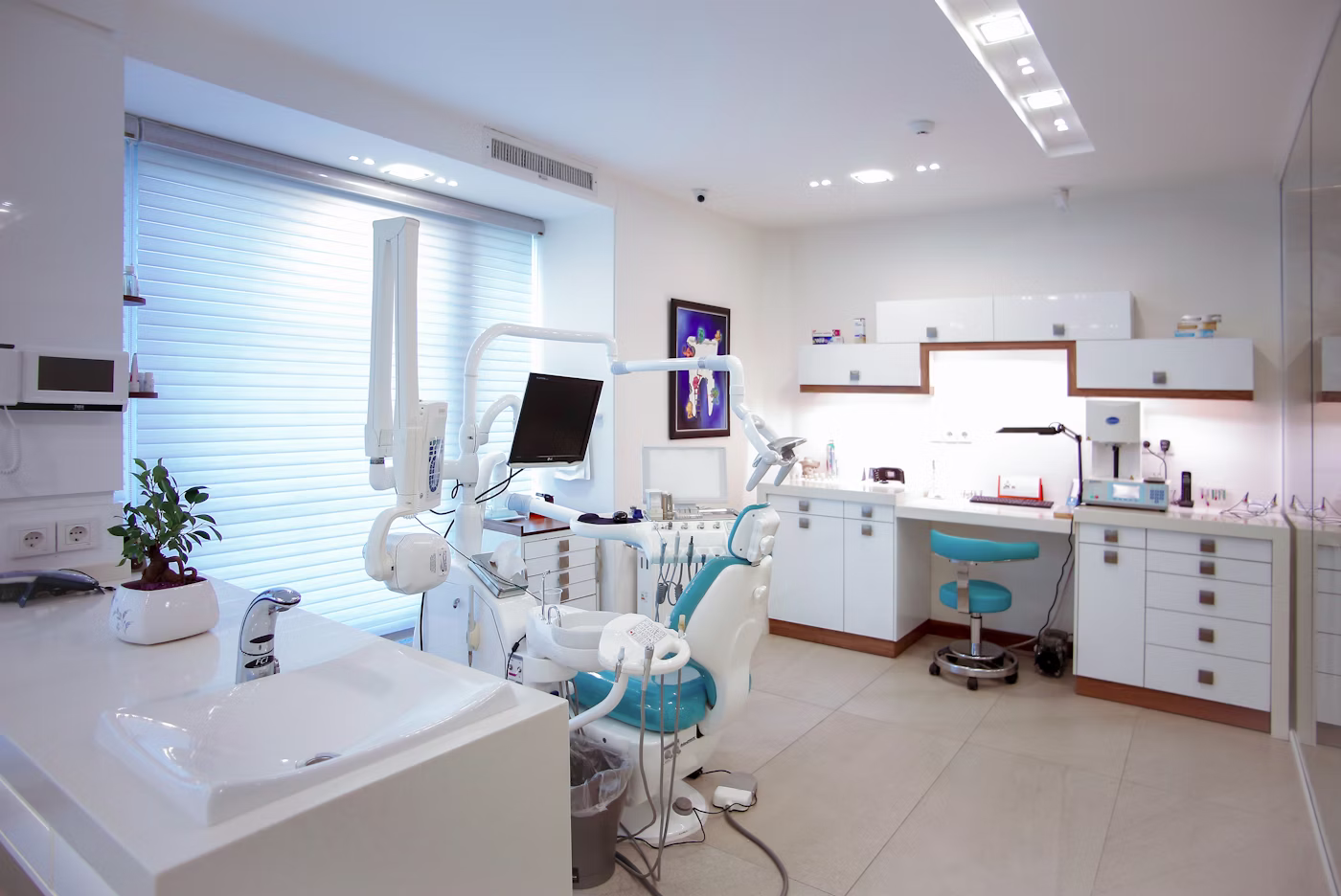 Dentista Fernanda Prado realizando atendimento odontológico